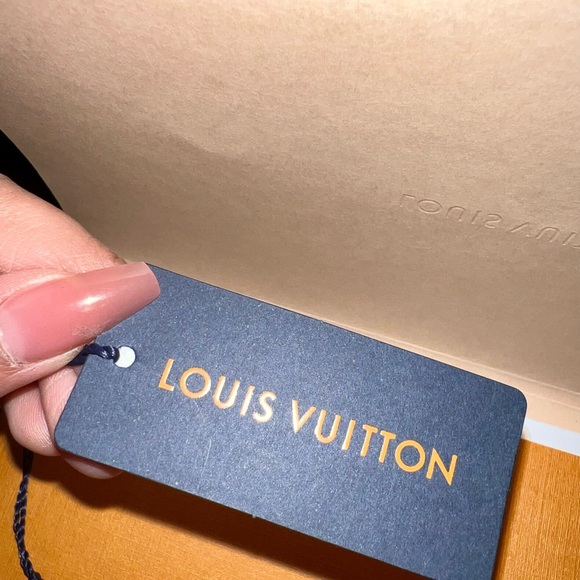 LOUIS VUITTON SCARF - Picture 12 of 16